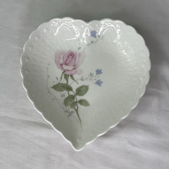 Vintage Mikasa Japan "WITH LOVE" Heart Shaped Porcelain Plate romantic collector - Picture 2 of 7